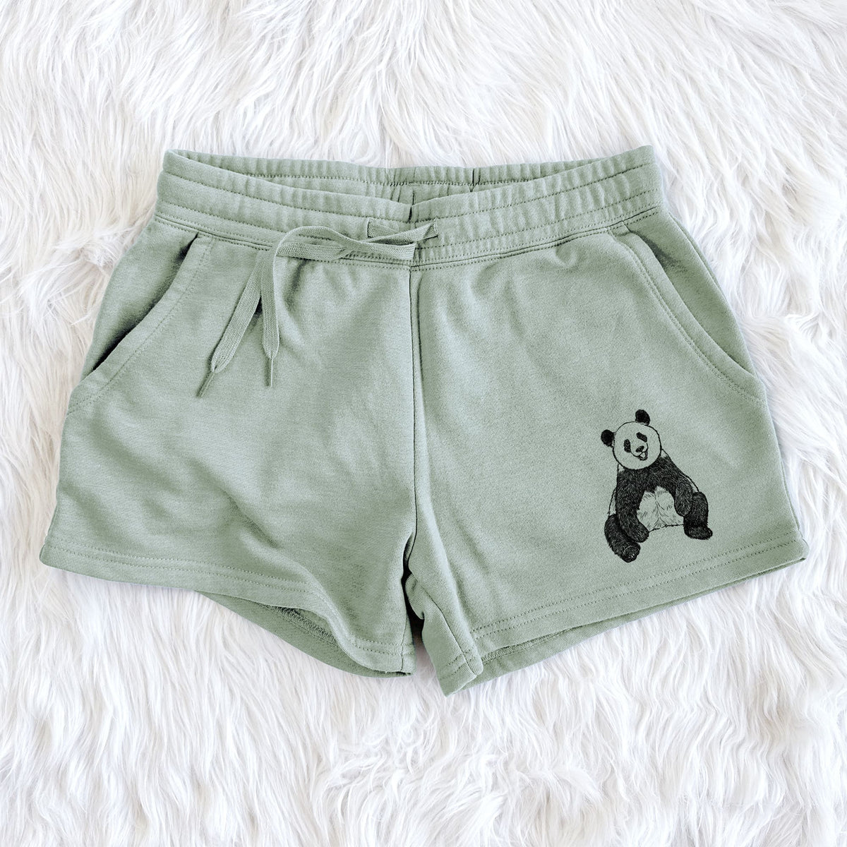 Ailuropoda melanoleuca - Giant Panda Sitting - Women's Cali Wave Shorts